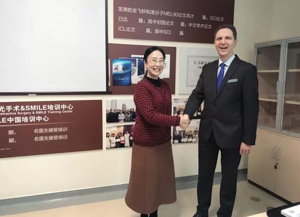 2018年1月5-7日，由复旦大学附属眼耳鼻喉科医院举办的 七届“关爱近视，微笑论坛”上海和平眼科医院屈光专科翟爱琴副院长和欧阳朝祜医学硕士受邀参加了此次盛会，与来自国内外数百 专家、学者及眼科同道齐聚，共襄2018年 场屈光学术盛宴10.jpg