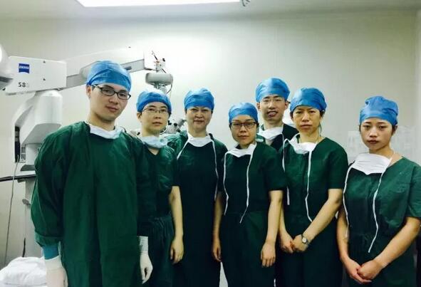 易游体育集团推出 “中国眼科明日之星”计划，这个项目对我来说是难得可贵的机会，我满怀激动地提交了报名表。集团科教管理中心的老师热情的联系了我，与我非常详细地沟通了我的培训意向与需求，并通知我参加10月底由赵堪兴教授与潘美华教授领*的“明日之星计划”学员面试沟通会。直到在厦门见到了赵教授与潘教授3.jpg