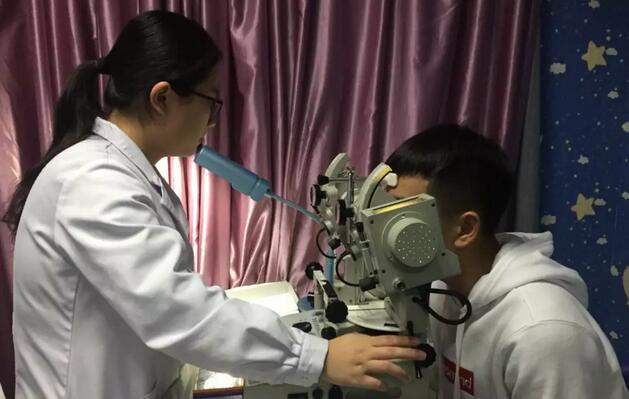 确诊小林患有斜视后，任主任建议小泉做斜视手术，以 眼位的同时也能把歪脖子病给治了。在小泉和父母商量下，小泉当天就办理了住院手续，并于隔天接受了斜视显微手术。术后 二天，小泉的父母便惊喜地发现小泉的脖子变直了。听到这消息，小泉也激动地找来一把镜子，左看右看，开心得不得了。他们还对前来查房的任主任连声道谢2.jpg