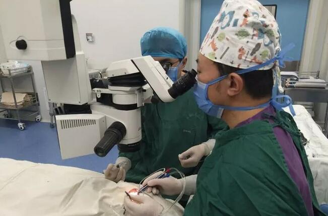 上周六，新沂复兴眼耳鼻喉医院下乡防盲义诊队带来了抗美援朝英雄刘大爷。视力模糊多年的刘大爷到院检查测出右眼视力为0.04，左眼视力为0.02，经过新沂复兴五官科医院孟觉天主任系统的检查，发现刘大爷得的原来是老年性白内障，核性混浊已经达到三 2.jpg