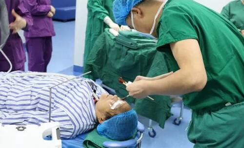 重庆易游体育安晓巨院长亲自为向婆婆施行“右眼瞳孔成形+白内障超声乳化吸除+人工晶体植入术”，并在术后给予抗炎对症支持医治，控制葡萄膜炎症状;为张阿婆施行“白内障超声乳化吸除+人工晶体植入术”。术后检查，向阿婆右眼视力从只有光感 到0.2;张婆婆视力从0.2 到0.6，视力都得到明显 5.jpg