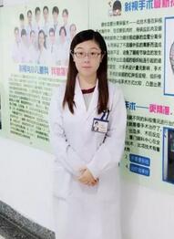 2017年对我来说是值得欣喜和感恩的一年。因为这一年我幸运地入选“中国眼科医师明日之星计划”，成为小儿眼科项目的 批学员，欣喜自己得到向专家名师学习的机会，感恩易游体育集团给予的强大支持。11月我满怀激动和喜悦的心情启程前往厦门，走出高崎机场的那刻，厦门这座处处散发出迷人气息的城市用她春天般的阳光温暖了我忐忑的心1.jpg