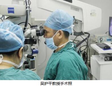 今年48岁画家梅女士来自青海，对视觉要求一向严格的她，放弃了在本地手术的机会，不远千里来到厦门眼科中心做“翼状胬肉”手术。因为她听说厦门眼科中心翼状胬肉手术技术高明，胬肉切除后无人复发。为了理想的手术 ，为了继续从事热爱的绘画工作，她觉得到厦门眼科中心手术是必然的选择。1.jpg