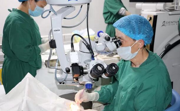 李春英(化名)老人今年72岁，老人患上白内障多年。到医院就诊的时，医院的医生了解到李奶奶平时喜欢看书、旅游，对术后的视觉质量特别在意。经过多方对比医生为李奶奶推荐了多焦点人工晶体。据医院的郝建院长介绍，多焦点人工晶体与传统人工晶体不同，它具有多个焦点，植入眼内后，患者各个距离都能看清楚，术后无需配镜，同时能够 降低夜间眩光，拥有令人满意的视觉质量,能够使眼睛“返老还童”1.jpg