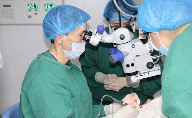 李春英(化名)老人今年72岁，老人患上白内障多年。到医院就诊的时，医院的医生了解到李奶奶平时喜欢看书、旅游，对术后的视觉质量特别在意。经过多方对比医生为李奶奶推荐了多焦点人工晶体。据医院的郝建院长介绍，多焦点人工晶体与传统人工晶体不同，它具有多个焦点，植入眼内后，患者各个距离都能看清楚，术后无需配镜，同时能够 降低夜间眩光，拥有令人满意的视觉质量,能够使眼睛“返老还童”2.jpg