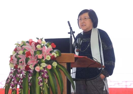 2017年是厦门大学附属厦门眼科中心璀璨夺目的一年，2017我们不仅迎来了20周年院庆，还在医教研等方面取得丰硕成果。门诊量达40多 人次，手术量5 人次，并且顺利通过了国家药物临床试验机构(GCP)资格认定。满怀丰收的喜悦，我们挥手作别砥砺奋进的2017，阔步迈入华章初展的2018。2.jpg