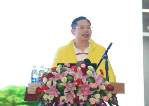 2017年是厦门大学附属厦门眼科中心璀璨夺目的一年，2017我们不仅迎来了20周年院庆，还在医教研等方面取得丰硕成果。门诊量达40多 人次，手术量5 人次，并且顺利通过了国家药物临床试验机构(GCP)资格认定。满怀丰收的喜悦，我们挥手作别砥砺奋进的2017，阔步迈入华章初展的2018。3.jpg