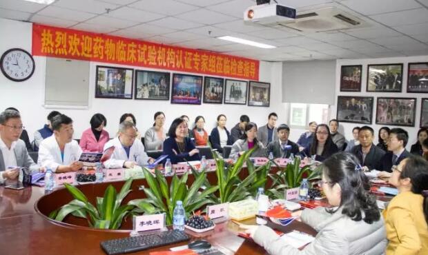 2017年是厦门大学附属厦门眼科中心璀璨夺目的一年，2017我们不仅迎来了20周年院庆，还在医教研等方面取得丰硕成果。门诊量达40多 人次，手术量5 人次，并且顺利通过了国家药物临床试验机构(GCP)资格认定。满怀丰收的喜悦，我们挥手作别砥砺奋进的2017，阔步迈入华章初展的2018。4.jpg