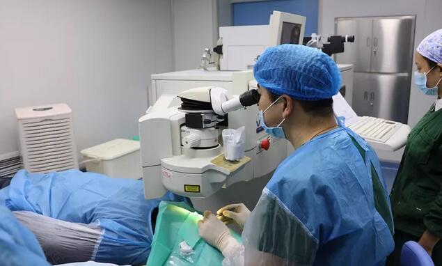 小宋向朋友道出近视对自己的影响，后来朋友告诉小宋，自己的近视是在毕节阳明眼科医院 的，并将医院的详细地址及联系电话给了小宋。2.jpg