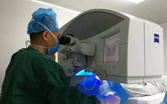 陈先生来到厦门眼科中心屈光手术中心找黎新主任做术前检查。了解到他曽有脑溢血病史，在陈先生做完术前检查后，黎新主任联合内科专家、麻醉科专家以及屈光手术中心的护理团队一起进行了会诊，会诊后专家们一致认为虽然陈先生患过脑溢血，但目前已经 ，而且近年来血压控制得当，以检查的情况来看，目前他的血压控制在120mmHg 85mmHg，属于正常范围内，血压稳定的话通常是可以进行近视手术的。2.jpg