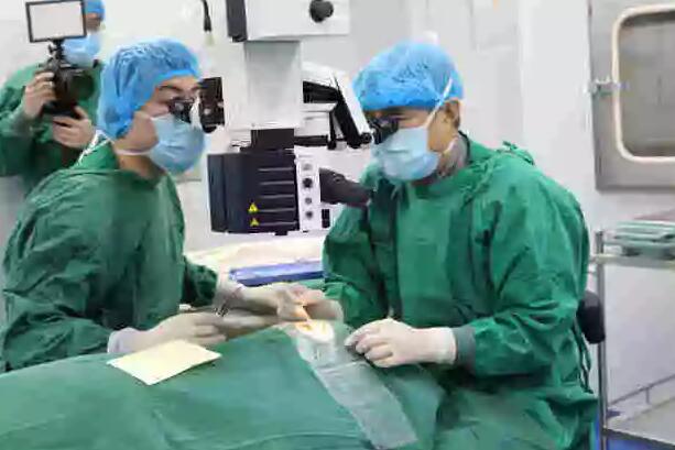 2018年1月， 教授主持《眼表与角膜病发展院士高峰论坛》2.jpg