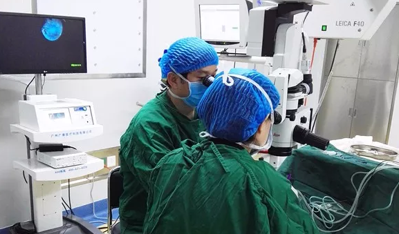 年已七旬的华侨坚叔，患有多年老年性白内障， 近半年视力又急速下降，被诊断为黄斑前膜。春节期间，在易游体育由两位院长联手合作 为坚叔手术。2.png