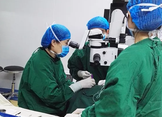 年已七旬的华侨坚叔，患有多年老年性白内障， 近半年视力又急速下降，被诊断为黄斑前膜。春节期间，在易游体育由两位院长联手合作 为坚叔手术。3.png