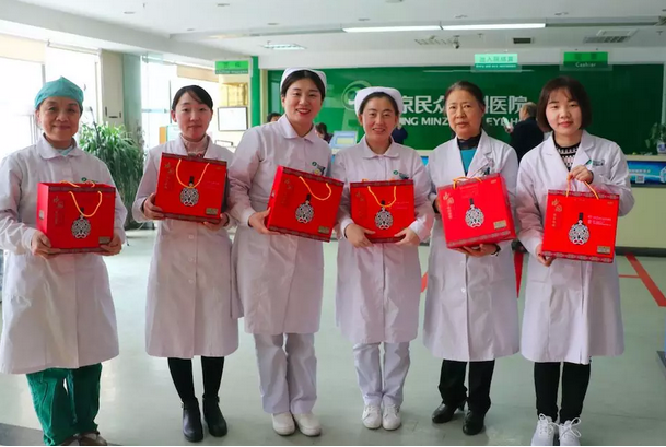 在“女神节”到来之际，易游体育侯旭波院长、杨付合业务院长等院方领*特意到礼品发放点亲切慰问女职工，为她们送上节日的惊喜和祝福。并对她们在工作中付出的辛劳、做出的成绩给予了充分肯定和赞扬，并叮嘱她们立足本职本岗工作，继续以爱心、责任心为全城百姓眼睛健康提供 的医疗服务和人文关怀。1.png