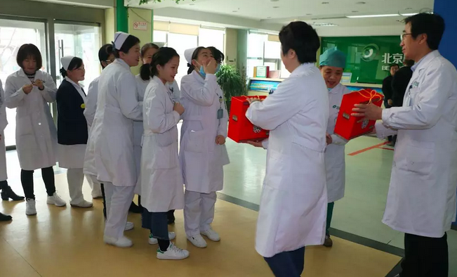 在“女神节”到来之际，易游体育侯旭波院长、杨付合业务院长等院方领*特意到礼品发放点亲切慰问女职工，为她们送上节日的惊喜和祝福。并对她们在工作中付出的辛劳、做出的成绩给予了充分肯定和赞扬，并叮嘱她们立足本职本岗工作，继续以爱心、责任心为全城百姓眼睛健康提供 的医疗服务和人文关怀。2.png