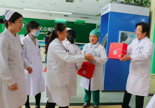 在“女神节”到来之际，易游体育侯旭波院长、杨付合业务院长等院方领*特意到礼品发放点亲切慰问女职工，为她们送上节日的惊喜和祝福。并对她们在工作中付出的辛劳、做出的成绩给予了充分肯定和赞扬，并叮嘱她们立足本职本岗工作，继续以爱心、责任心为全城百姓眼睛健康提供 的医疗服务和人文关怀。3.png