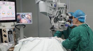 飞秒白内障与普通白内障手术的差别，无“刀”：飞秒激光在制作切口“全程无刀”，使手术切口定位更准确，更规整、术后 更快, 尽可能地降低了医生操作的误差。.jpg