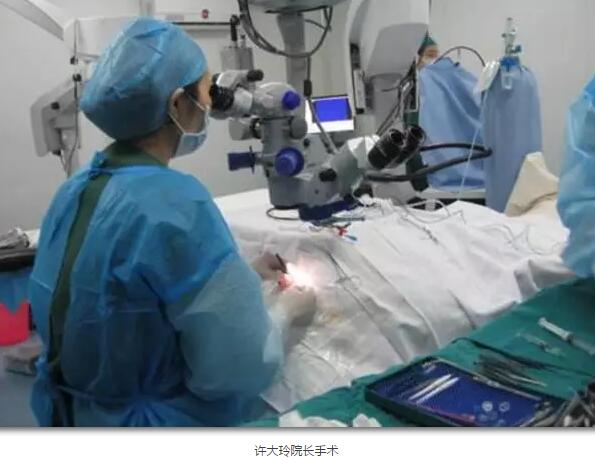 李老太在毫无征兆的情况下右眼视力下降至看不见东西。李老太家人带其至县医院就诊。医生诊断为视网膜脱离，需做玻切手术医治，而玻切手术需要动手术2次。怕疼的李老太一听就犯怵了：开刀，疼。 终，李老太的家人在多方打听后决定带李老太至宜昌易游体育找许大玲院长医治3.jpg