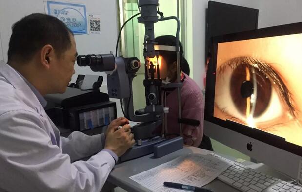 梅梅跟着妈妈来到厦门眼科中心白内障专科，陈伟主任接诊了她们。接着陈伟主任为梅梅做了详细的眼部检查，并 终确诊梅梅的左眼确实患有先天性白内障，而且需要尽快做手术，因为视力只有0.03，这个视力可以说是相当糟糕。庆幸的是梅梅右眼十分正常，视力有1.0，而这也是这么多年来梅梅家人一直没发现她左眼患有白内障的主因1.jpg