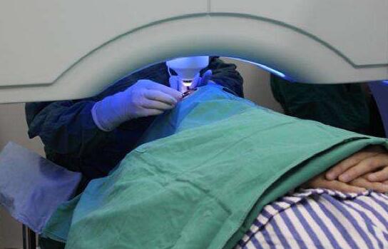 常规的岗前体检大家较为熟悉，而军检却比普通体检更为严格。而由中国国*部颁发的《应征公民体格检查标准》 ，准分子激光手术后半年以上，无并发症，视力达到相应标准，合格。由此可见，近视手术的 和安全性是国家检验和正式认可的.jpg