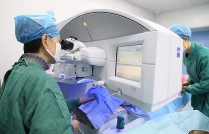 近日在郑州视光眼科医院 摘镜后的刘先生，感受到无镜的自由之后，不禁分享自己的摘镜心历路程，并借此感谢郑州视光眼科医院刘苏冰院长3.jpg