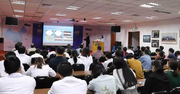 3月27日美国眼底病医生Karl Csaky来到厦门眼科中心进行学术交流和指导，为厦门眼科中心带来了环球 的眼底病医治理念和技术。作为考验眼科医院综合实力的眼底病诊疗一向是厦门眼科中心学术、科研发展的重要对象。在交流开场，厦门眼科中心总院长黎晓新对远道而来的美国医学专家表示热烈的欢迎。她说，专家不辞辛苦来到中国，向我们分享丰富的临床经验和高明的医疗技术，帮助医院提*医疗技术水平，希望医生们能以此次交流为契机，积极、认真地向专家学习1.jpg