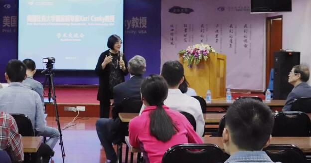 3月27日美国眼底病医生Karl Csaky来到厦门眼科中心进行学术交流和指导，为厦门眼科中心带来了环球 的眼底病医治理念和技术。作为考验眼科医院综合实力的眼底病诊疗一向是厦门眼科中心学术、科研发展的重要对象。在交流开场，厦门眼科中心总院长黎晓新对远道而来的美国医学专家表示热烈的欢迎。她说，专家不辞辛苦来到中国，向我们分享丰富的临床经验和高明的医疗技术，帮助医院提*医疗技术水平，希望医生们能以此次交流为契机，积极、认真地向专家学习2.jpg