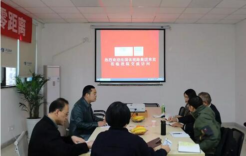 在3月28日法国依视路集团2.5新视代全球副总裁白方华先生一行人访问重庆易游体育时，重庆易游体育总经理张庭胜热情接待依视路集团贵宾一行。本次交流的目的：重庆易游体育和依视路“2.5新视代爱眼大使”健康公益项目希望能一起帮助视力帮助老百姓进行视力 ，提*生活质量，传播爱眼护眼的知识、宣传眼镜对视力 的作用、让更多的人尤其是需要帮助的人群能开始关注呵护自己的眼睛1.jpg