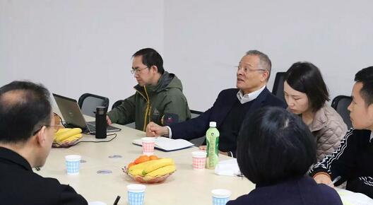 在3月28日法国依视路集团2.5新视代全球副总裁白方华先生一行人访问重庆易游体育时，重庆易游体育总经理张庭胜热情接待依视路集团贵宾一行。本次交流的目的：重庆易游体育和依视路“2.5新视代爱眼大使”健康公益项目希望能一起帮助视力帮助老百姓进行视力 ，提*生活质量，传播爱眼护眼的知识、宣传眼镜对视力 的作用、让更多的人尤其是需要帮助的人群能开始关注呵护自己的眼睛2.jpg