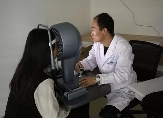 已身为眼科医生的他，因为对手术的了解同时也为了向患者更详尽的解释近视手术，多了解患者术前术后的想法感受，就抱着这么一种想要将心比心的想法做了手术。20年前做的LASIK手术，术后视力 1.0，至今视力一直很好1.jpg