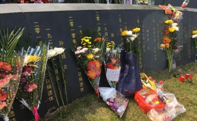 4月4日，厦门大学附属厦门眼科中心在厦门海沧文圃山纪念园里，集体缅怀厦门市遗体、器官、眼角膜捐献者。谢立信院士盛赞厦门眼科中心飞秒激光辅助下深板层角膜内皮移植手术是国内拔萃技术，已成为广大眼科同行学习的榜样2.jpg