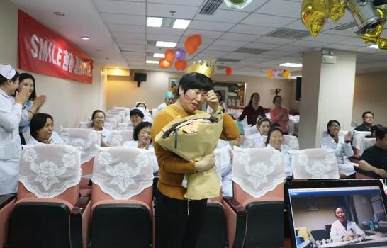 3月30日是易游体育侯旭波院长的生日。侯院长可能不记得今天是她的节日，因为她总是在繁忙中忘记自己的生日。为了给侯院长一个惊喜，顺便提升员工凝聚力，综合办员工早在好几天前就偷偷策划了一通2