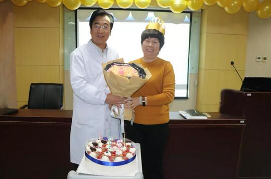 3月30日是易游体育侯旭波院长的生日。侯院长可能不记得今天是她的节日，因为她总是在繁忙中忘记自己的生日。为了给侯院长一个惊喜，顺便提升员工凝聚力，综合办员工早在好几天前就偷偷策划了一通4