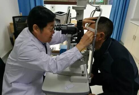 市民谢女士，左眼患白内障拖延就医，突然眼疼，头疼，恶心，近期也通过西安易游体育防盲致盲救助车接送至西安易游体育就诊，刘武装主任在检查时发现，谢女士是由于白内障膨胀继发了青光眼， 后做了白内障青光眼联合手术，但由于青光眼发作导致了视神经萎缩，视力 终只 到0.32.jpg