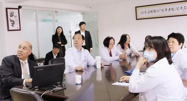 4月10日上午，美国iTrace视功能分析仪的发明者之一、美国 Baylor眼科研究所Joe S. Wakil教授来上海和平眼科医院交流访问，我院郭海科院长、张伟英副院长、晋军主任医师以及其他各科临床医生参加了会议并与Joe S. Wakil教授进行了详尽的交流及经验分享2.jpg
