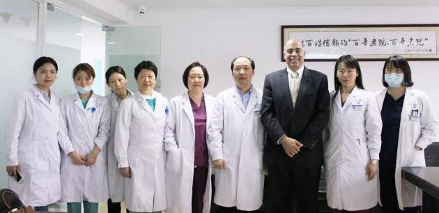 4月10日上午，美国iTrace视功能分析仪的发明者之一、美国 Baylor眼科研究所Joe S. Wakil教授来上海和平眼科医院交流访问，我院郭海科院长、张伟英副院长、晋军主任医师以及其他各科临床医生参加了会议并与Joe S. Wakil教授进行了详尽的交流及经验分享3.jpg