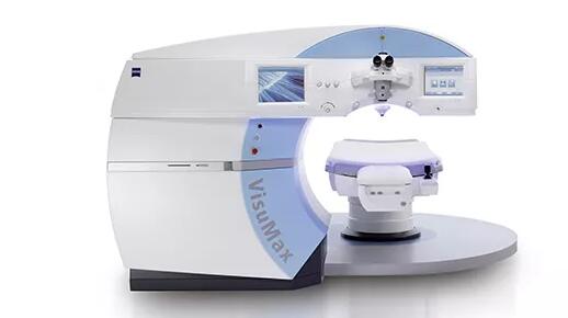 全飞秒激光近视手术，摘镜过程中， 要手术过程均由德国蔡司全飞秒激光仪器完成.jpg