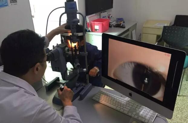 厦门大学附属厦门眼科中心白内障科毛祖红主任医师解释：白内障并不是老人的专属病，小孩也会得。先天性白内障多在出生前后即已存在，或在儿童期内罹患，其中有1/3是遗传因素，还有可能是孕期胎儿宫内病毒感染或者母体妊娠期糖尿病、甲亢、贫血、低钙、低维生素A、晚期缺氧等，以及新生儿代谢紊乱如低血糖，甲状旁腺功能低，半乳糖血症等