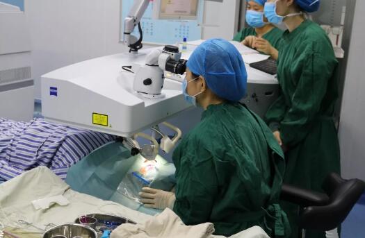 重庆易游体育屈光手术中心职红主任进行详细解答。长期佩戴隐形眼镜 不影响摘镜手术“不正确配戴隐形眼镜，会对眼睛造成一定的伤害，但是不会影响做近视手术， 通过严格的22项术前检查，就能接受适合自己的摘镜手术2.jpg