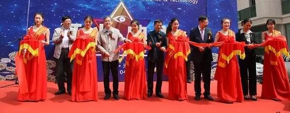 　　2017年4月21日，安徽理工大学附属眼科医院开诊，各 领*、眼科医生、患者代表出席仪式，“关爱环保工人眼健康”项目同步启动。.jpg