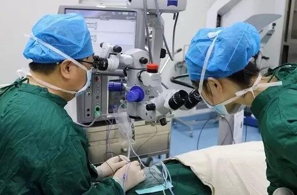 2017年7月2日秦斌院长完成 台非接触广角镜下25G微创玻切手术，主要手术设备为美国爱尔康超乳玻切机、法国光太532眼底激光医治仪等。.jpg