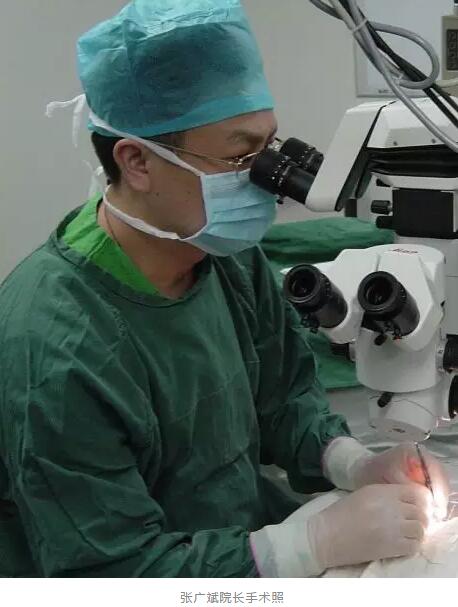 蔡司三焦点人工晶体把人眼看远、看中间距离以及看近的三个焦点都设计在一个人工晶体里面，用这样的人工晶体置换人自己的晶体，不但可以 晶体的透明性，还可以模拟人眼的变焦能力，让人重新同步拥有远中近的三种视力4.jpg