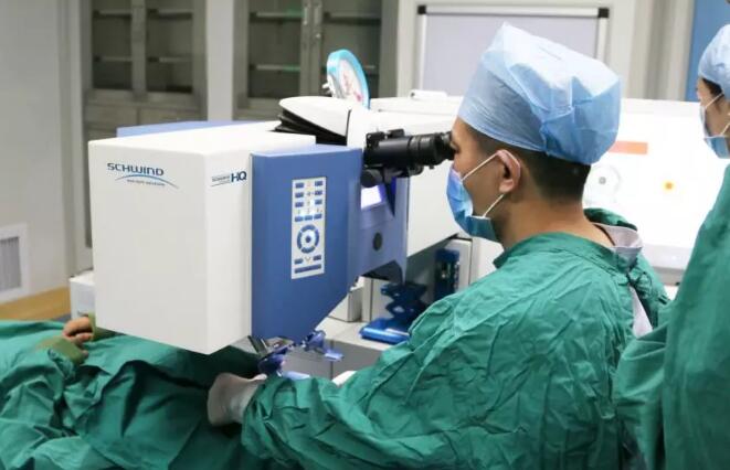 摘镜手术的术前检查及术后护理都很重要。对于正规、严谨的眼科医院而言，近视眼手术术前一定要做严格的眼睛检查，只有符合条件才能手术，来规避副*用的发生。一旦检查中 一项评估没有达到要求，医生都是不建议进行手术2.jpg