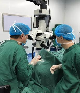 陈女士得知国内出名角膜病专家、原西南眼科医院副院长 教授现在重庆易游体育担任院长，医院有角膜供体资源，怀着 后的光明期待来到了重庆易游体育3.jpg