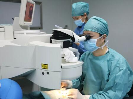 为通过2018年征兵视力体检 两兄弟来易游体育摘镜1.jpg 为通过2018年征兵视力体检 两兄弟来易游体育摘镜1.jpg