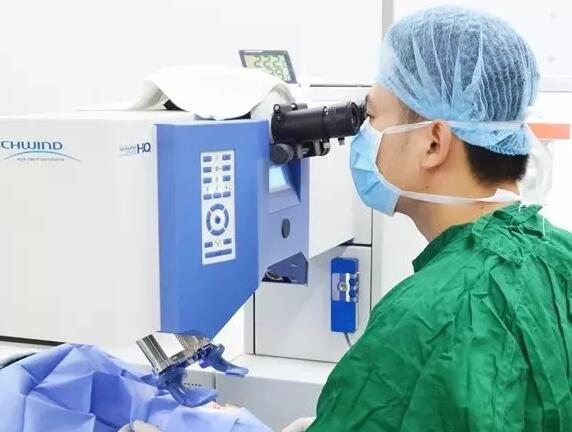 一般来说：像飞秒激光、ICL人工晶体植入、透明晶体置换手术术后， 二天就能达到 佳 视力，就可以正常用眼1.jpg