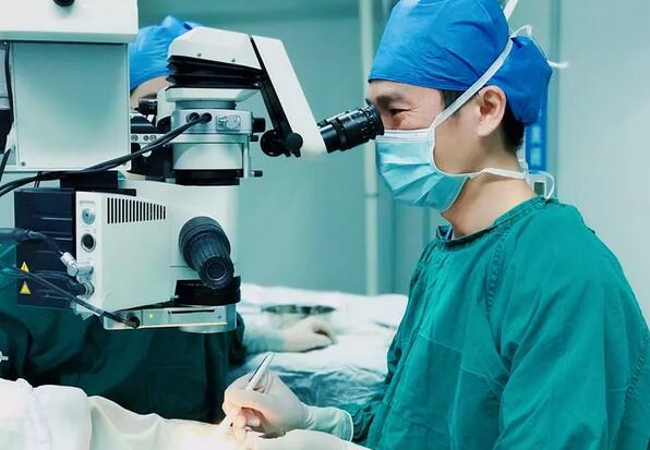 黄斑水肿是造成视网膜静脉阻塞患者低视力的主要原因，而炎症则是引起黄斑水肿的重要病理改变。所以控制炎症就能抑制黄斑水肿， 患者视力1.jpg