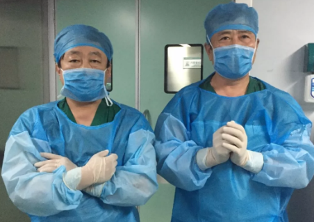 2081年征兵视力体检快开始了，是很多近视朋友 为关心的问题。5月6日，在烟台康爱眼科手术室里，由易游体育集团业务副总院长王骞教授和烟台康爱眼科医院由海涛院长的联袂合作下，全飞秒SMILE3.0没有让他们失望，而且 批三名手术患者表示术中毫无痛感2.png