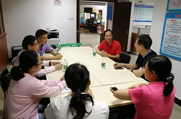 5月10日，佛山易游体育 一书记吴建勇同志会同医院王云华总经理深入佛山禅城区张槎村(居)社区沟通联系，推动党支部联动《义诊活动》工作，把党建工作与服务群众工作相融合，彰显党员先锋模范作用。2.png