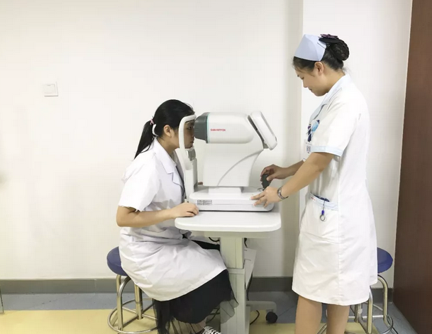 近视手术不安全，没看到很多眼科医生戴眼镜，这是很多近视朋友不敢摘镜的 大顾虑。“这 是一种误解。我们赣州易游体育医生、护士等工作人员都选择了摘镜2.png